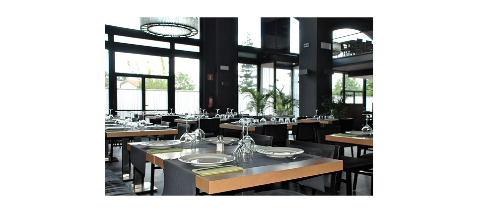 Restaurante Beef Chef Gril (Las Matas - Madrid) - sillas #422, mesas a medida y bancadas a pared - imagen 01