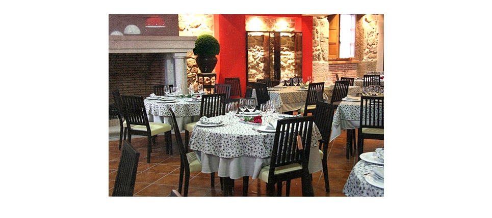 Restaurante Doña Urraca (Zamora) - sillas #472 y taburetes #476 - imagen 01